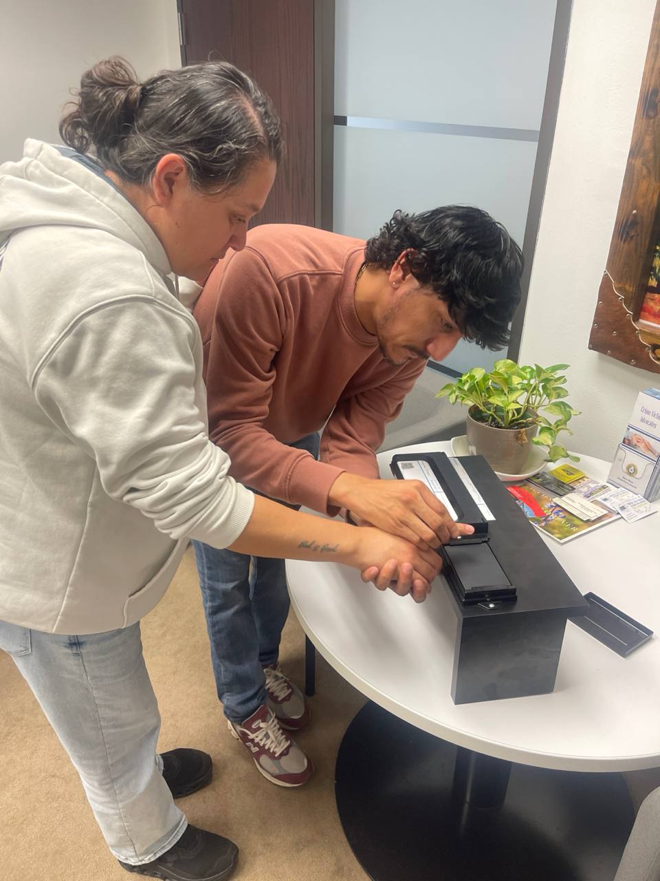 Proceso de toma de huellas digitales en oficina de Fort Worth